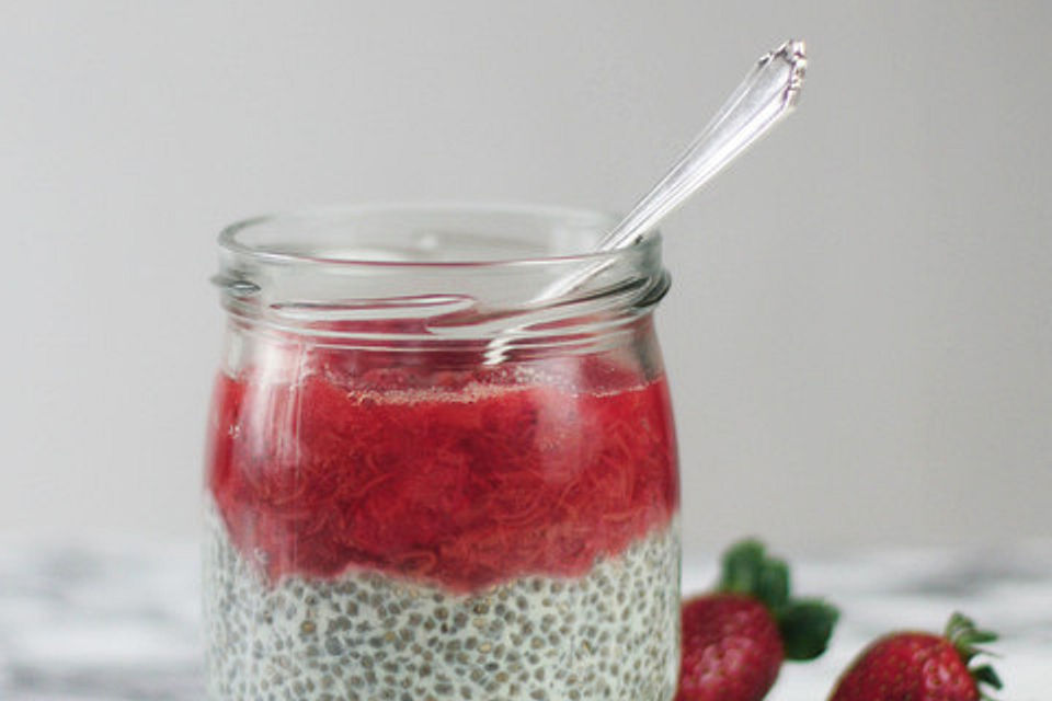 Chia-Pudding mit Erdbeer-Rhabarber-Kompott