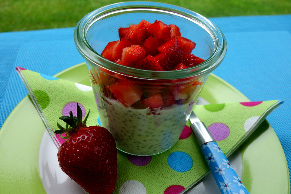 Chia-Pudding mit Erdbeer-Rhabarber-Kompott