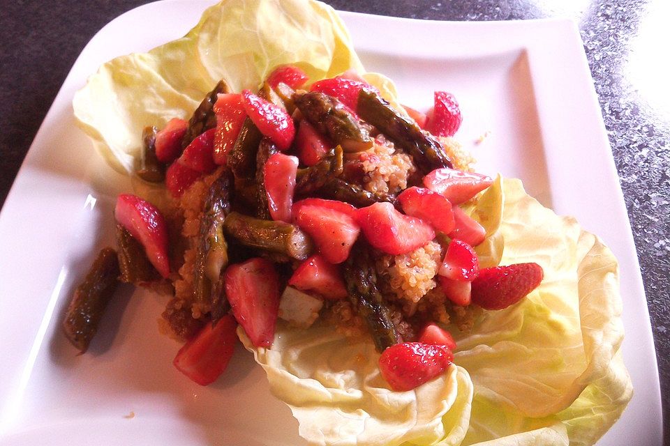 Quinoa-Salat mit Spargel und Erdbeeren