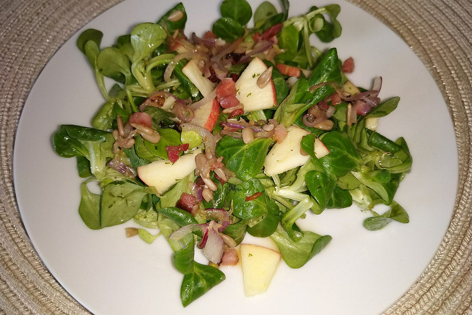 Feldsalat mit Speck und Apfel in Honig-Senf-Dressing