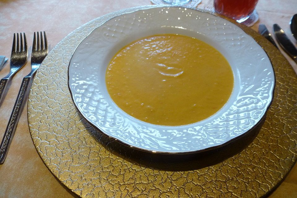 Süßkartoffelsuppe mit Kokosmilch, Knoblauch und Ingwer