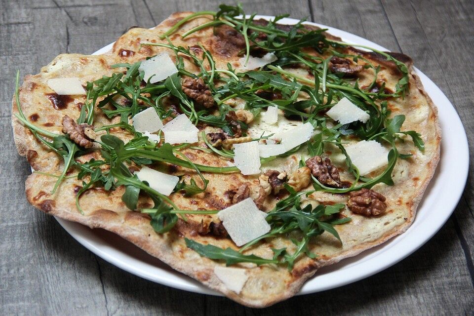 Getrüffelter Flammkuchen mit Rucola und Parmesan