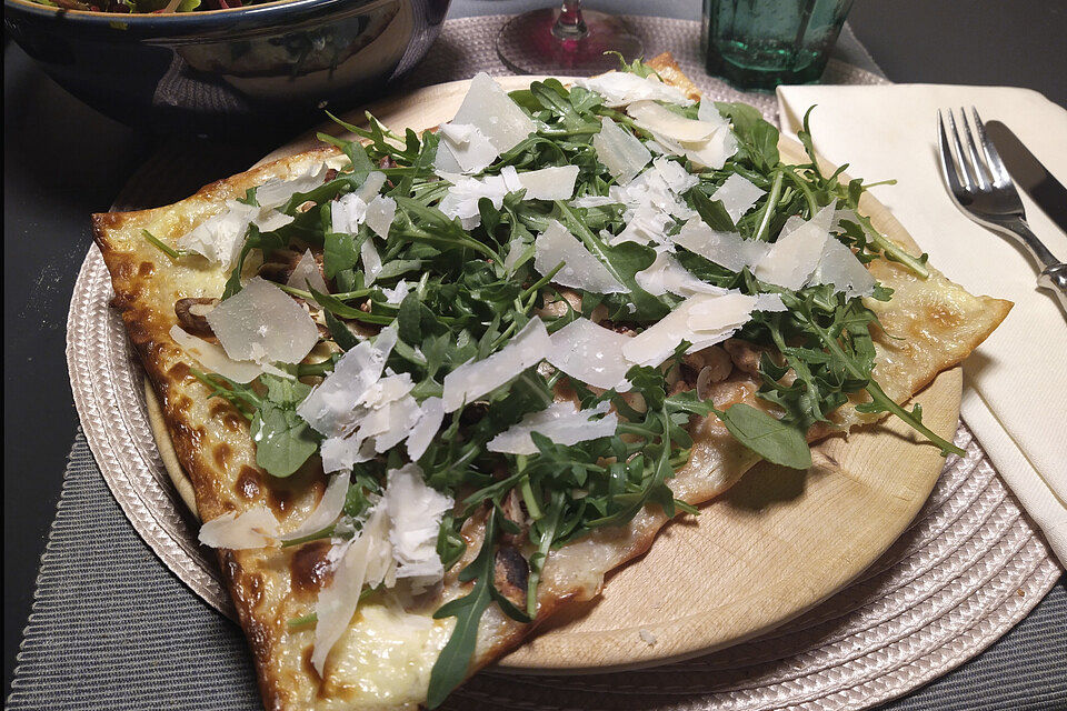 Getrüffelter Flammkuchen mit Rucola und Parmesan