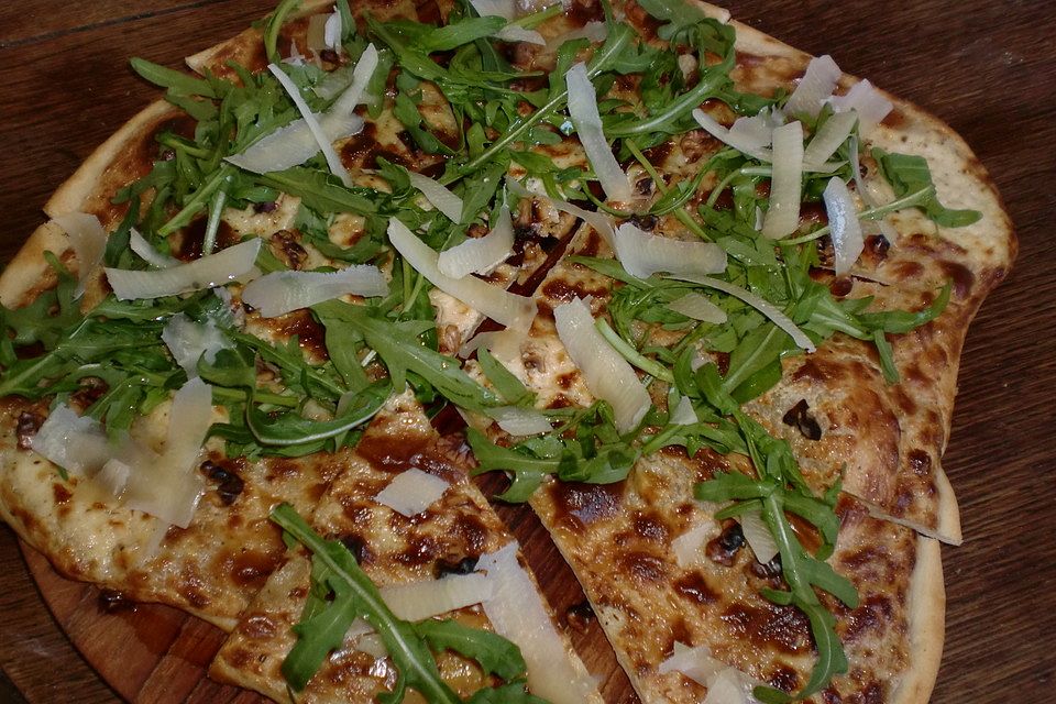 Getrüffelter Flammkuchen mit Rucola und Parmesan