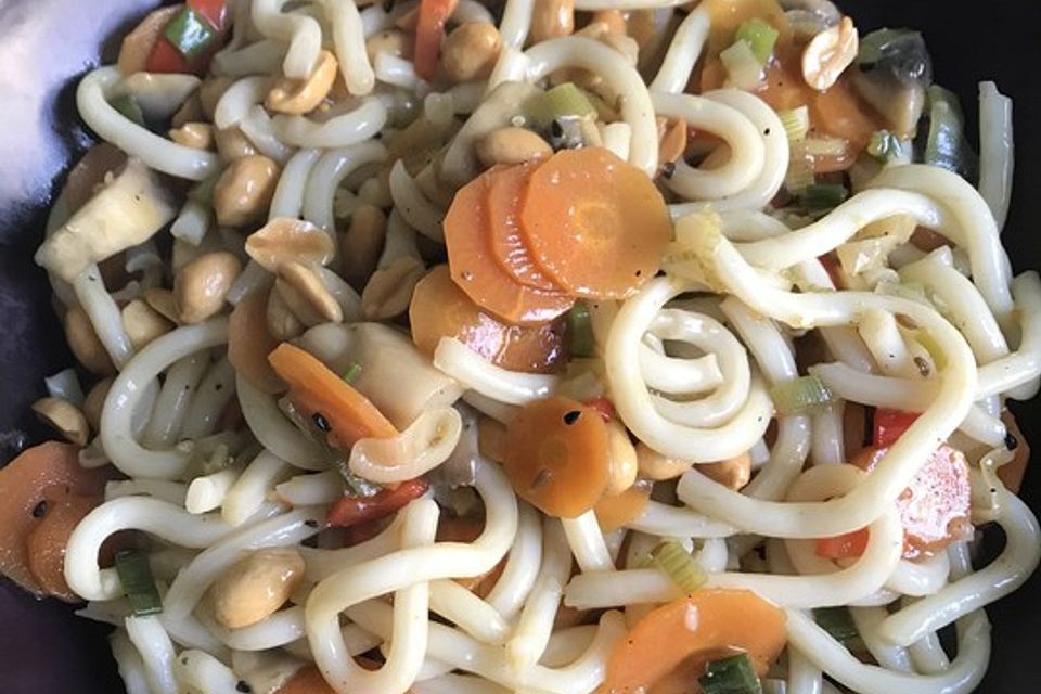 Udon-Nudeln mit Erdnüssen und Gemüse