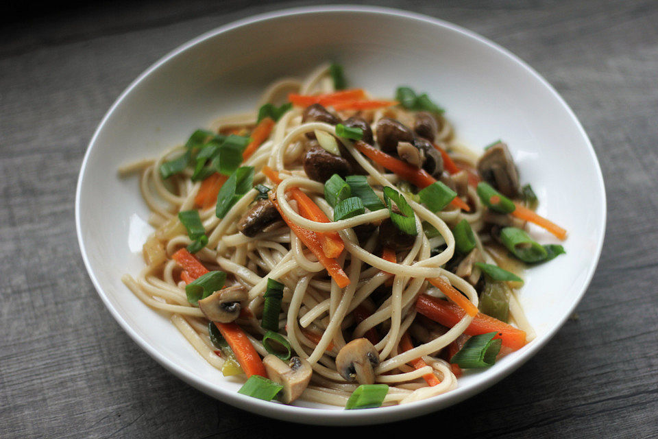 Udon-Nudeln mit Erdnüssen und Gemüse