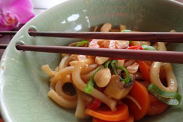 Udon-Nudeln mit Erdnüssen und Gemüse