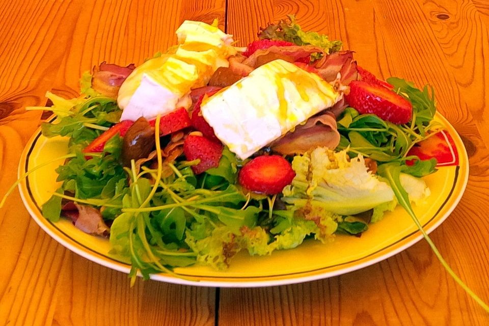 Salat mit Rucola, Speck, Ziegenkäse, Erdbeeren, Feigen und Honig