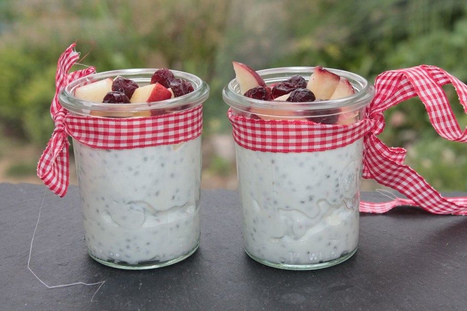 Nektarinen und Cranberries auf Chia-Zitronen-Quark