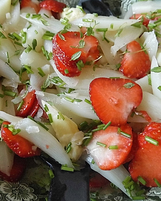 Lauwarmer Spargel-Erdbeer-Salat zu Rindersteaks