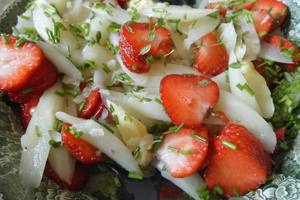 Lauwarmer Spargel-Erdbeer-Salat zu Rindersteaks