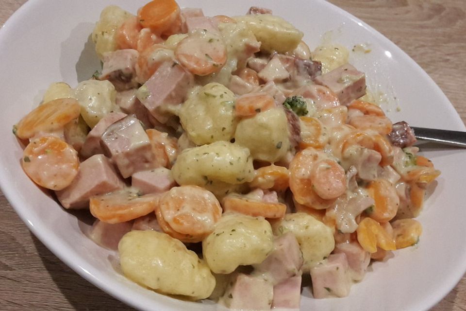 Leberkäse-Erbsen-Gnocci-Pfanne mit Frischkäse