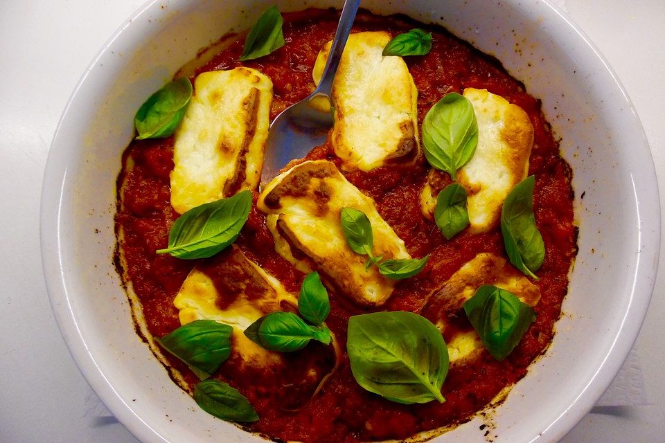 Halloumigratin auf Tomaten-Paprika-Sauce