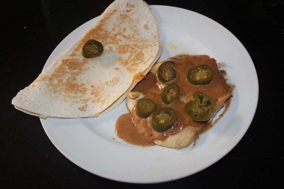 Käse Quesadilla mit Hühnerbrust, Jalapenos und Erdnusssoße