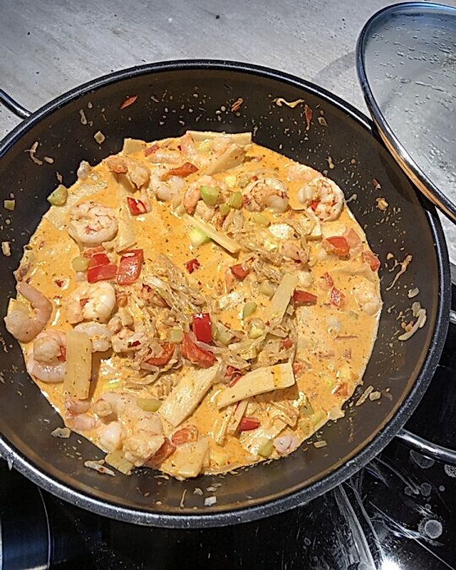 Rotes Curry mit Reis und Shrimps