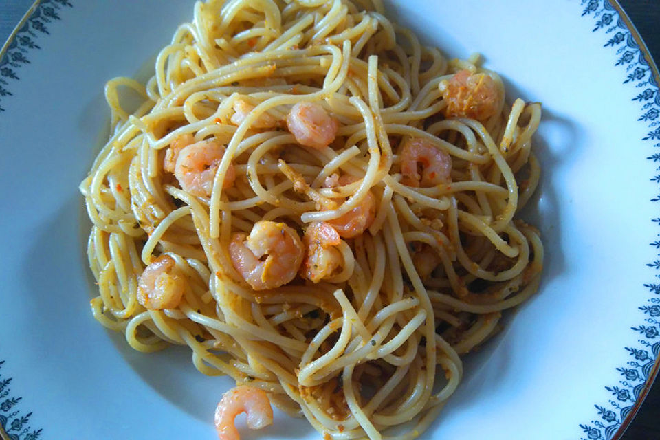 Spaghetti mit Pesto aus gegrilltem Gemüse und Garnelen