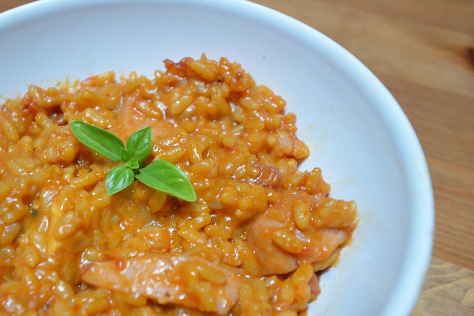 Schweizer Tomatenrisotto mit Cervelat und Raclettekäse