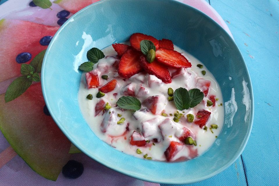 Leichtes Joghurt-Erdbeer-Dessert