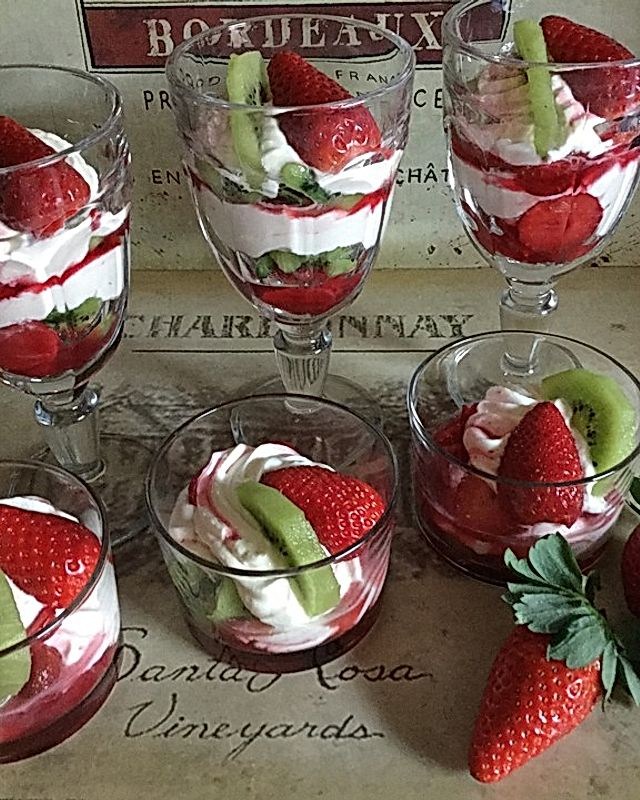Erdbeer-Kiwi-Dessert mit Zitronenquark
