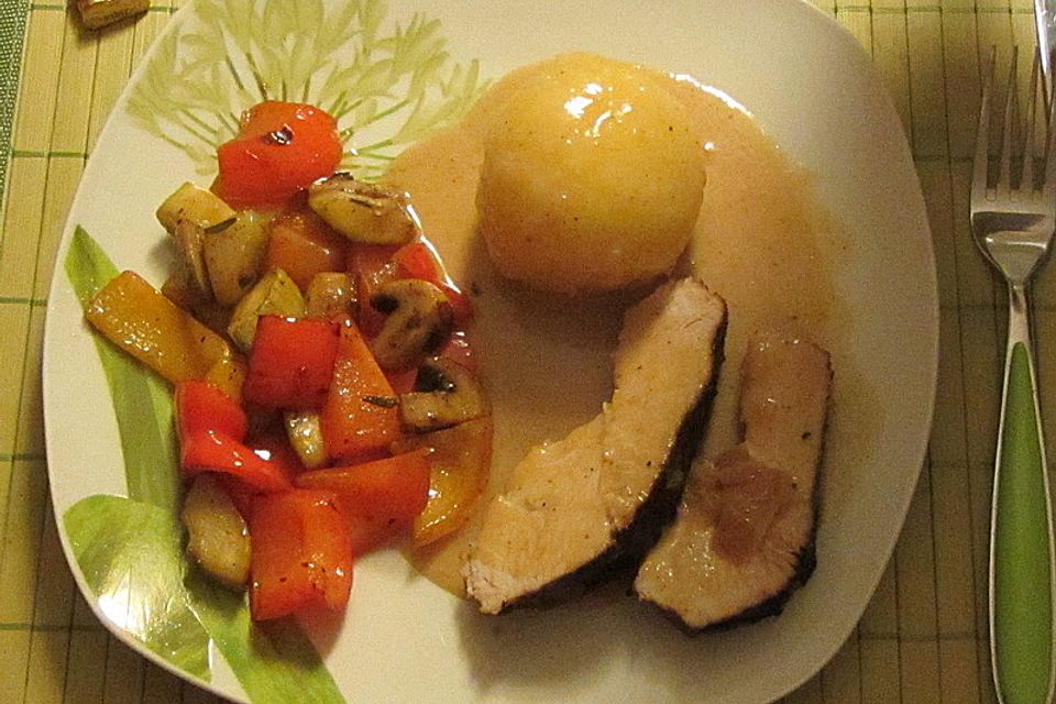 Putenbraten mit Weißwein und buntem Ofengemüse