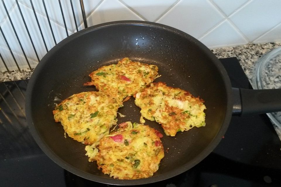 Zucchinipuffer mit Radieschensauce