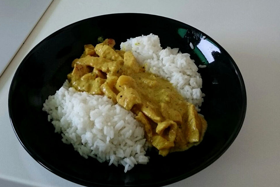 Currypute mit Äpfeln und Reis