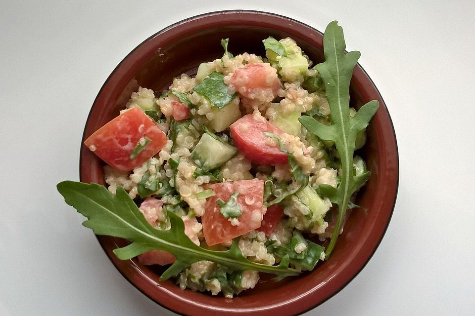 Quinoa-Rucola-Salat mit Limetten-Joghurt-Dressing