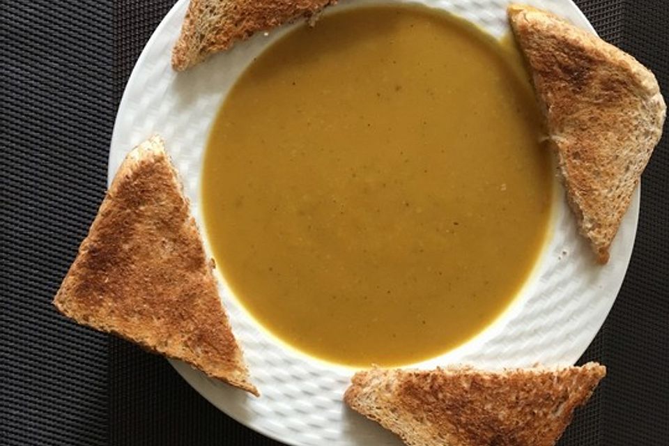 Würzige Kartoffel-Curry-Suppe mit Erdnussnote