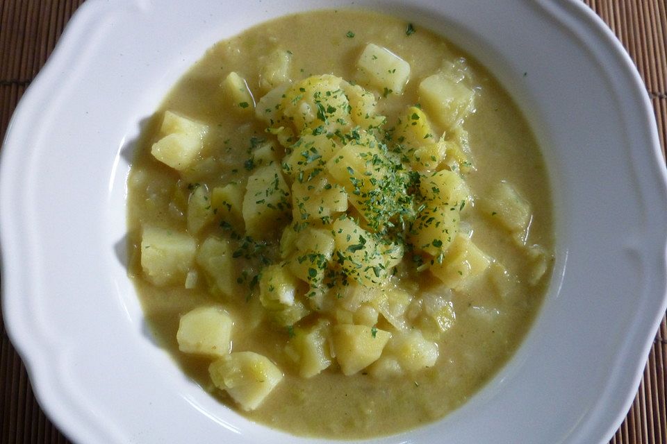 Würzige Kartoffel-Curry-Suppe mit Erdnussnote