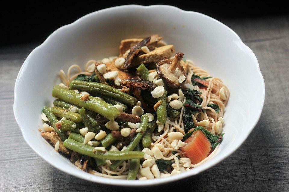 Knuspriger Tofu mit grünen Bohnen, Shiitake und Mangold