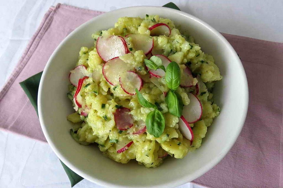 Kartoffelsalat mit Basilikum, Radieschen und Gurke