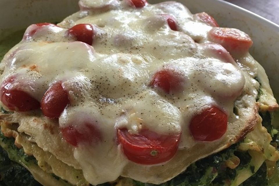 Pfannkuchentorte mit Spinat und Tomaten