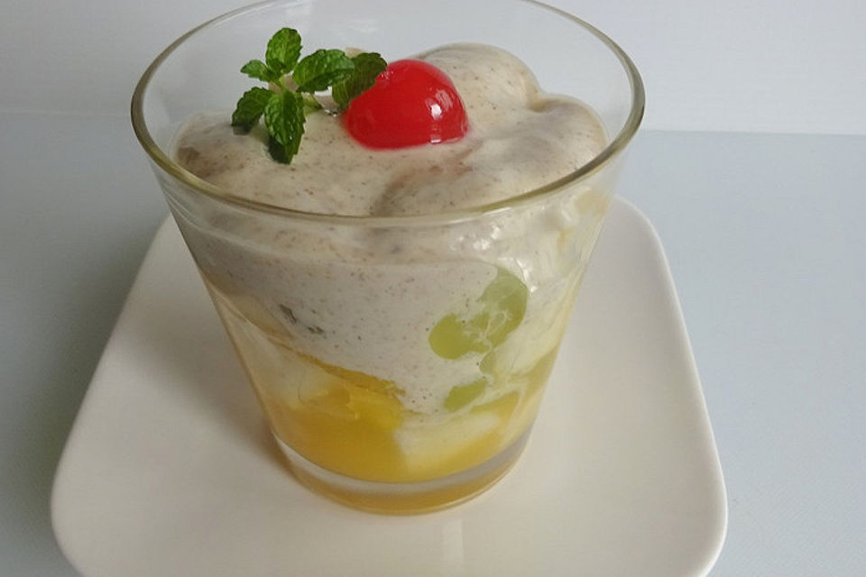 Obstsalat mit Vanille-Joghurt-Soße