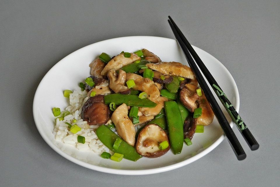 Hähnchengeschnetzeltes mit Shiitake-Pilzen und Zuckerschoten