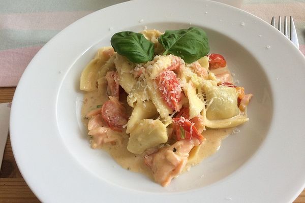 Tortelloni mit Lachs-Tomaten-Sahne-Sauce von hn1710 | Chefkoch