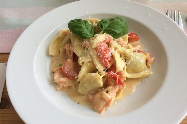Tortelloni mit Lachs-Tomaten-Sahne-Sauce von hn1710| Chefkoch