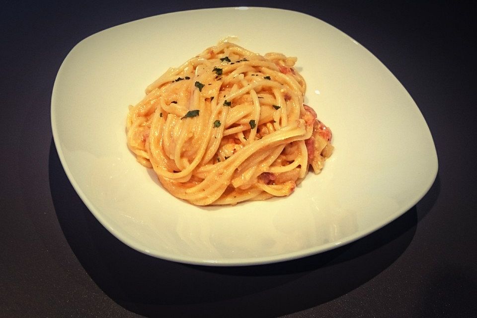 15 Minuten Pasta in leckerer Pesto-Tomatensoße