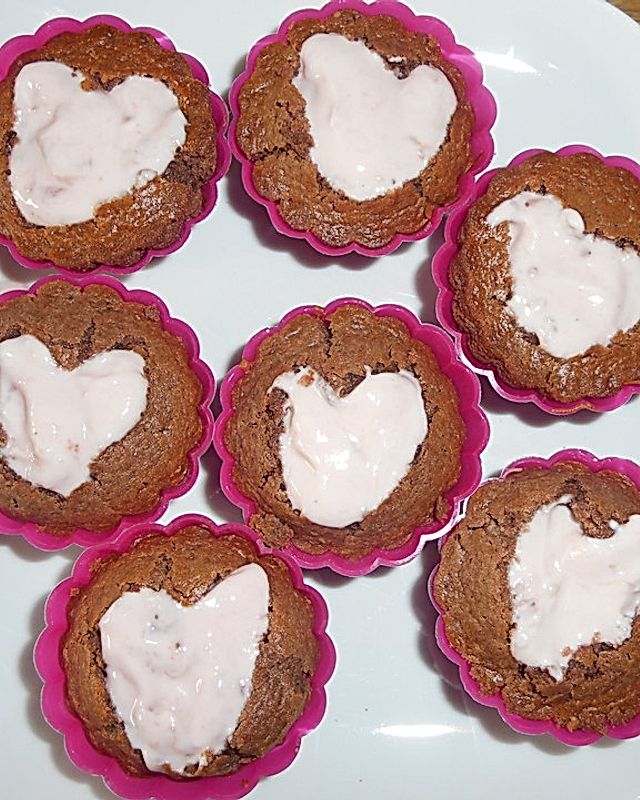 Schoko-Muffins mit Erdbeerjoghurt-Herz