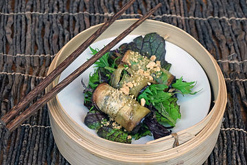 Auberginen-Röllchen mit Shiitake-Pilzen und Asiasalat