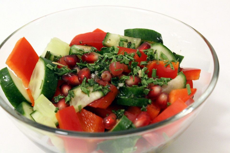 Gurken-Paprika-Salat mit Granatapfelkernen