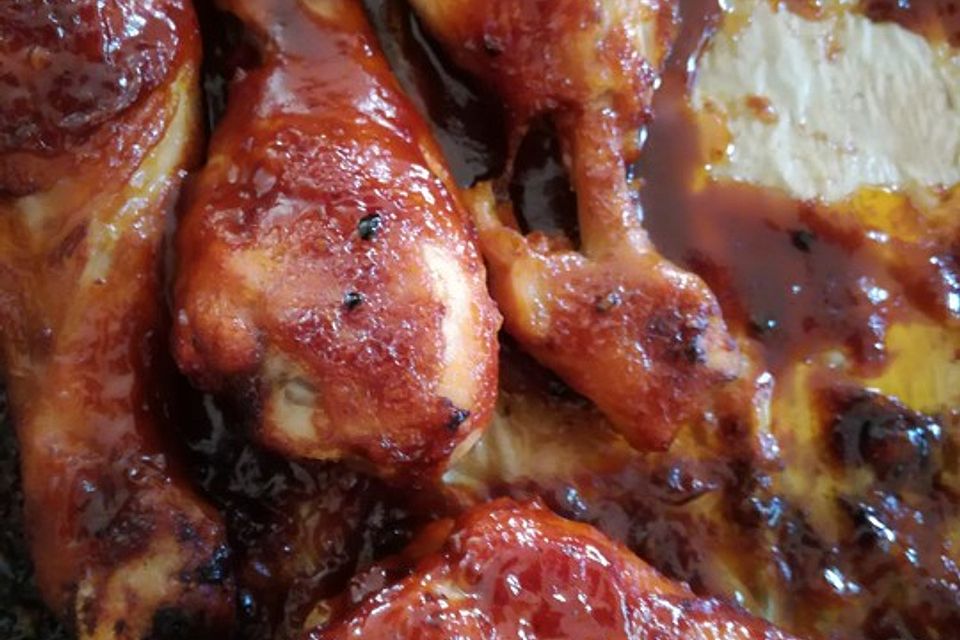 Hähnchenflügel oder Hähnchenunterschenkel in Honig-BBQ-Sauce