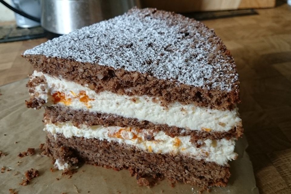 Käse-Sahnetorte auf Schokoladen-Nuss-Boden