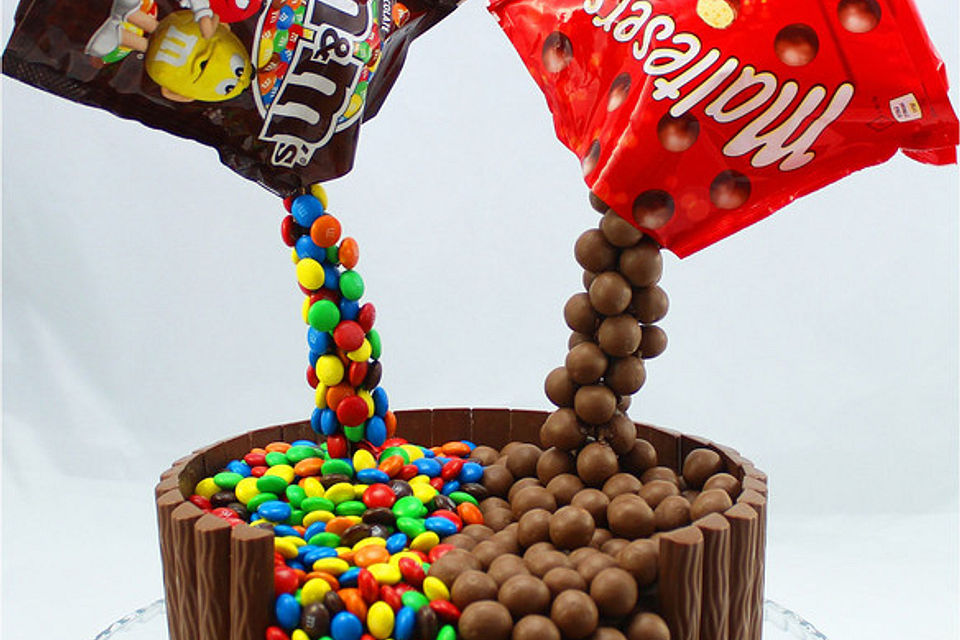 Illusion Candy Cake mit M&Ms und Maltesers