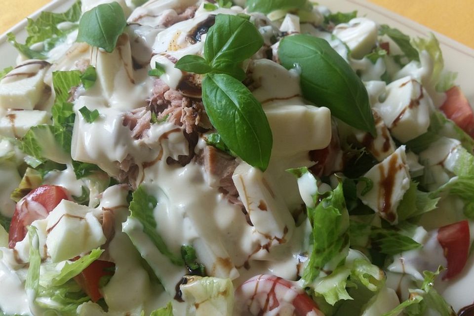 Gemischter Salat mit Käse und Thunfisch