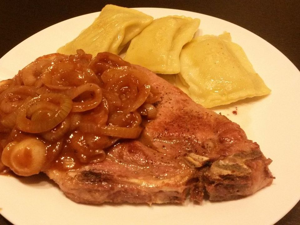 Koteletts in Zwiebelsoße mit Maultaschen von nessi555| Chefkoch