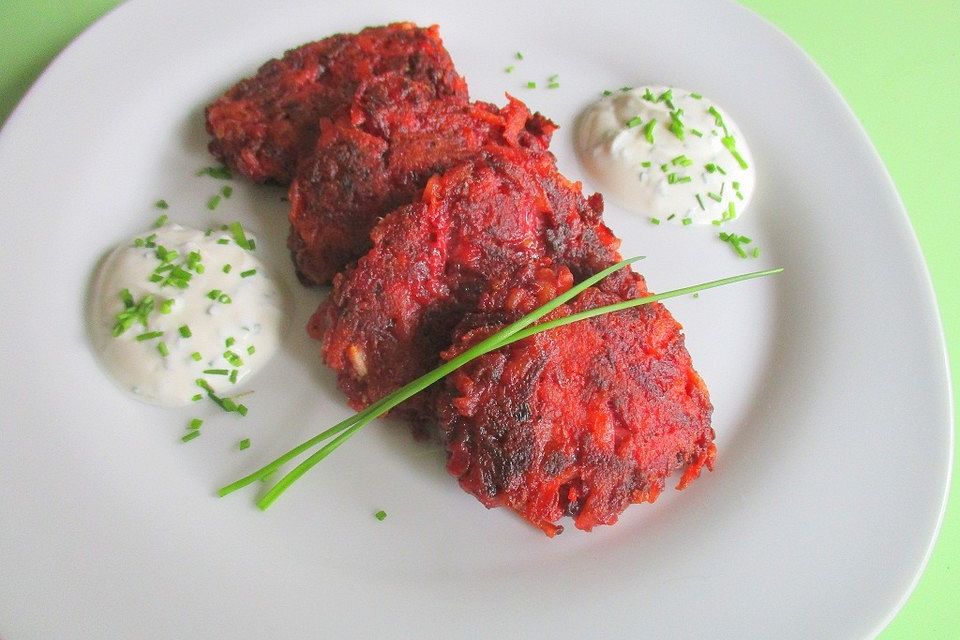 Rote Bete-Kartoffel-Küchlein mit saure Sahne-Dip