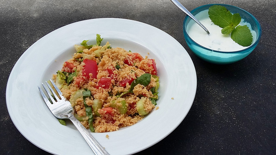 Scharfer, leichter Couscous-Salat mit Joghurt-Minz-Sauce, schnell und ...
