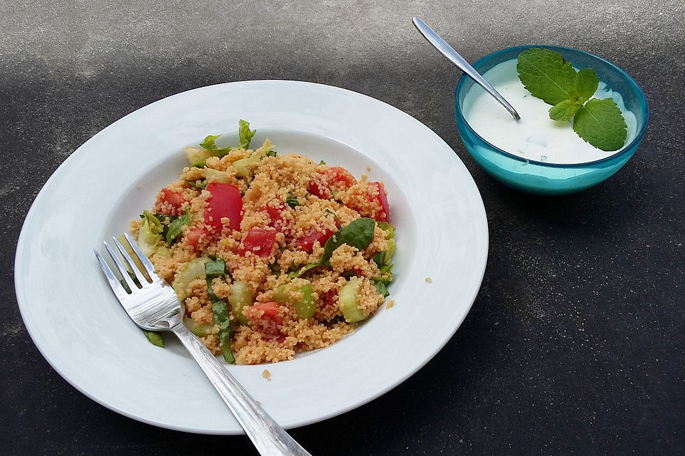 Scharfer, leichter Couscous-Salat mit Joghurt-Minz-Sauce, schnell und einfach