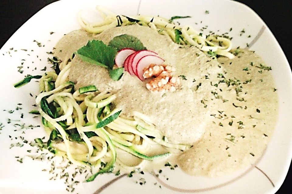 Radieschen-Walnuss-Soße mit Zucchini-Nudeln