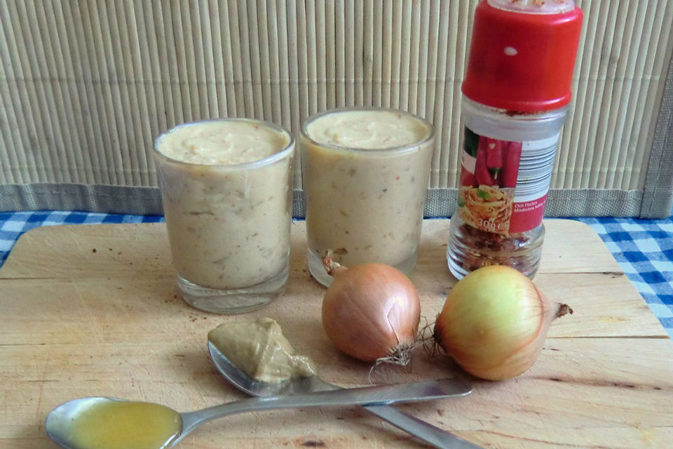 Fein-pikante Zwiebel-Senf-Butter mit Honig und Chili